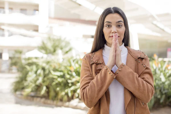Bastante Joven Mujer Adulta Sintiéndose Preocupada Esperanzada Religiosa Orando Fielmente —  Fotos de Stock
