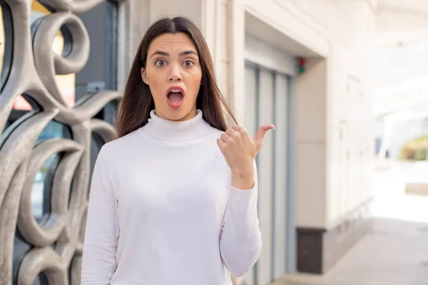 Pretty Young Adult Woman Looking Astonished Disbelief Pointing Object Side — Stockfoto
