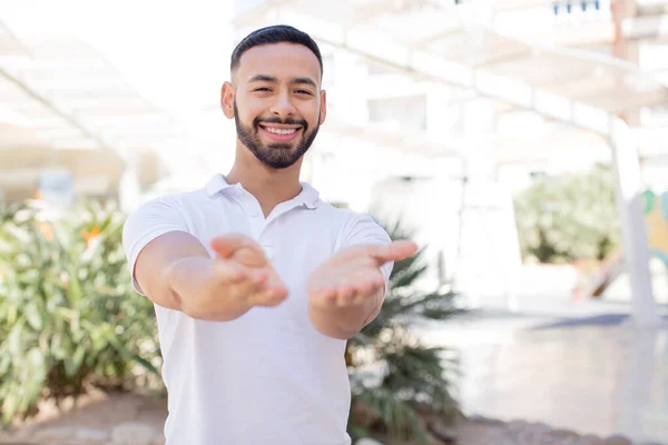 Junger Gutaussehender Mann Lächelt Glücklich Mit Freundlichem Selbstbewusstem Positivem Blick — Stockfoto