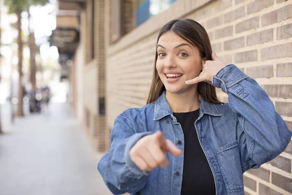 Mladá Hezká Žena Vesele Usmívá Ukazuje Kameru Zatímco Volat Vám — Stock fotografie
