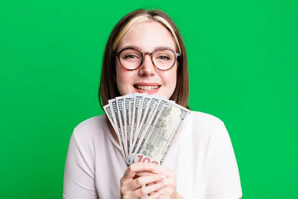 請求書のある若い可愛い女 お金の概念 — ストック写真
