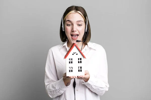 Young Pretty Agent Woman House Model Real State Concept — Stock Photo, Image