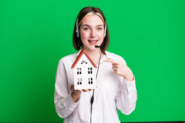 Young Pretty Agent Woman House Model Real State Concept — Stock Photo, Image