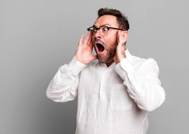 Mutlu, heyecanlı ve şaşırmış hissediyorum, iki elimle de yana bakıyorum.