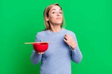 Güzel sarışın kadın kibirli, başarılı, pozitif ve gururlu görünüyor. Japon eriştesi konsepti