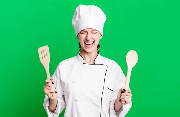Kaukasische Mooie Blonde Vrouw Chef Kok Concept Met Houten Gereedschappen — Stockfoto
