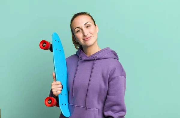 Young Pretty Woman Skate Board — Stockfoto