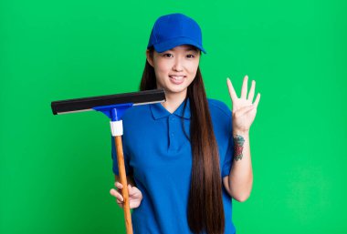 Güzel Asyalı kadın gülümsüyor ve arkadaş canlısı görünüyor, dört numarayı gösteriyor. pencere temizleme kavramı