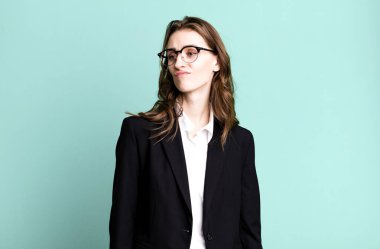 Genç, güzel bir kadın üzgün ve mızmızlanıyor. Mutsuz bir bakışı var ve ağlıyor. iş kavramı