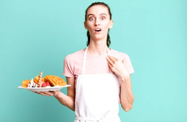 Şok olmuş ve ağzı açık, kendini gösteren genç ve güzel bir kadın. Waffle konsepti