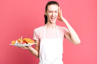 Genç ve güzel bir kadın mutsuz ve stresli görünüyor, intihar jesti silah işareti yapıyor. Waffle konsepti