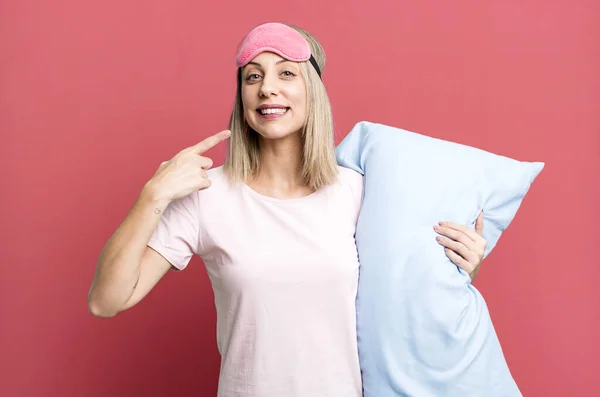 自信を持って笑顔で笑顔を見せる金髪の女性 パジャマとナイトウェアのコンセプト — ストック写真