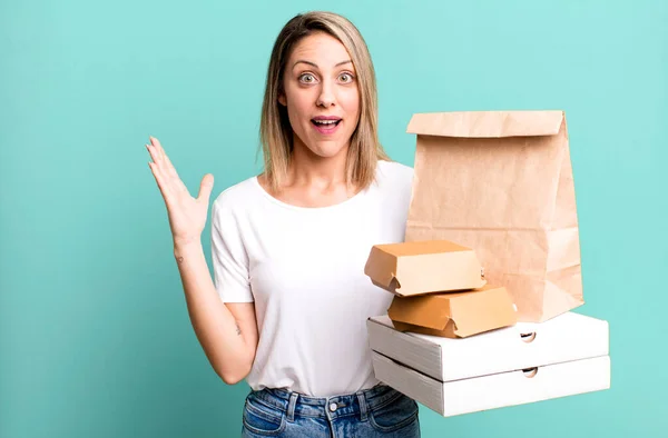 Pretty Blonde Woman Feeling Happy Surprised Realizing Solution Idea Paper — Stock Photo, Image