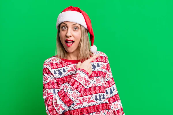 Güzel Sarışın Kadın Heyecanlı Şaşırmış Görünüyor Noel Noel Baba Şapkası — Stok fotoğraf