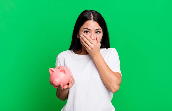Hispanic Pretty Woman Covering Mouth Hands Shocked Piggy Bank — Stock fotografie