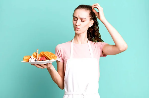 Genç Güzel Bir Kadın Kafası Karışmış Kafası Karışmış Kaşınıyor Waffle — Stok fotoğraf