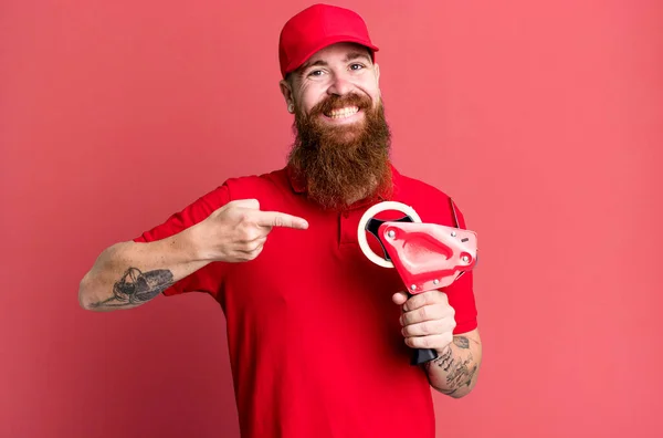 Homem Barba Longa Sorrindo Alegremente Sentindo Feliz Apontando Para Lado — Fotografia de Stock