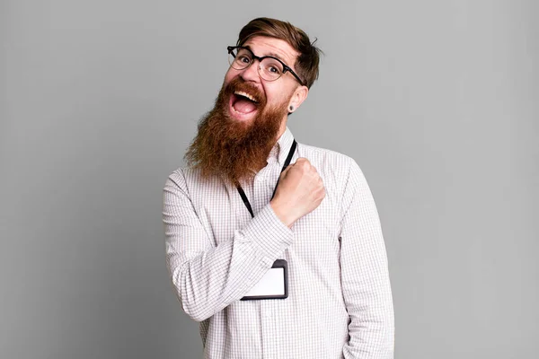 Длинная Борода Человек Чувствует Себя Счастливым Перед Лицом Вызова Празднования — стоковое фото