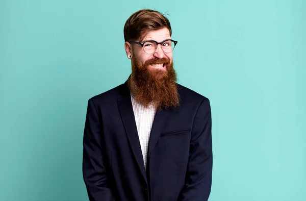 Hombre Barba Larga Mirando Perplejo Confundido Concepto Negocio — Foto de Stock
