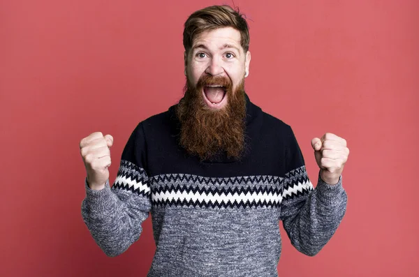 Длинная Борода Рыжие Волосы Человек Чувствует Шок Смеясь Празднуя Успех — стоковое фото