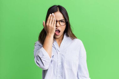 İspanyol güzel kadın uykulu, sıkılmış ve esniyor, baş ağrısı ve yüzünün yarısını kaplayan bir eliyle