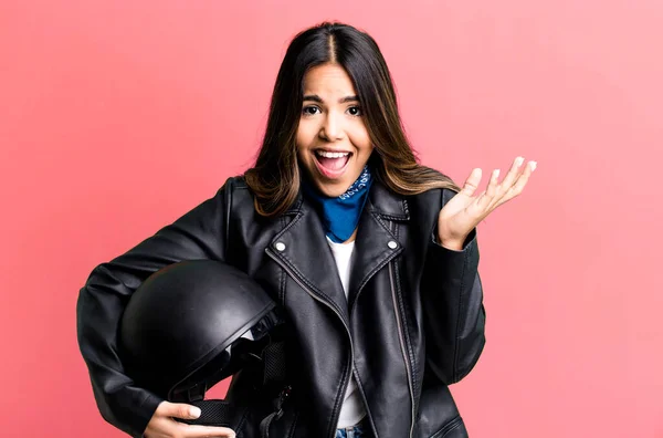 Hispanic Pretty Woman Feeling Happy Surprised Realizing Solution Idea Motorbike — Stock Photo, Image