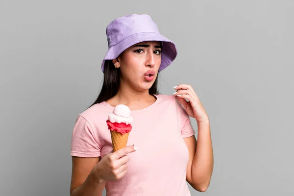 ストレス 不満を感じています アイスクリームと夏のコンセプト — ストック写真