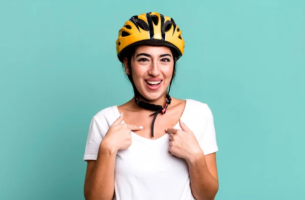 感到快乐 带着兴奋的心情指向自己 自行车头盔概念 — 图库照片