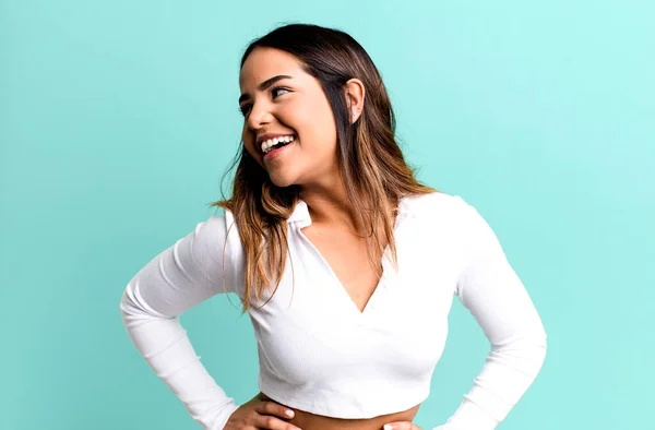 Hispanic Mooie Vrouw Zoek Gelukkig Vrolijk Zelfverzekerd Lachend Trots Zoek — Stockfoto