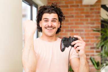 Genç yakışıklı erkek oyuncu konsepti iç mekanda