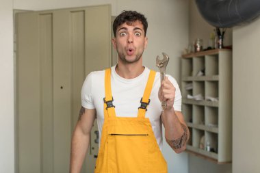 Genç ve yakışıklı bir adam şok olmuş ve şaşırmış hissediyor. Becerikli adam kavramı