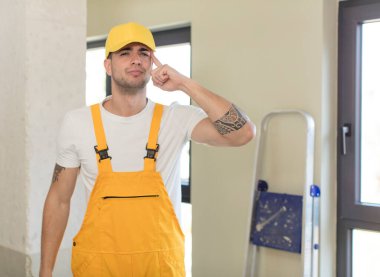 Genç yakışıklı adam şaşırmış görünüyor, yeni bir düşünce, fikir ya da konsept fark ediyor. Becerikli adam kavramı
