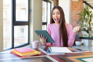 Şok oldum, güldüm ve başarıyı kutladım. üniversite öğrencisi ve not defteri