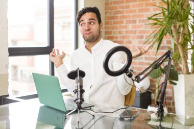 Genç İspanyol adam şaşkın ve kafası karışmış hissediyor, doğru cevap ya da karardan emin değil, bir seçim yapmaya çalışıyor. Etkilendirici kavramı