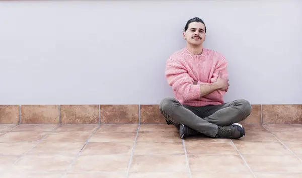 Genç Yakışıklı Bir Adam Yerde Oturuyor — Stok fotoğraf