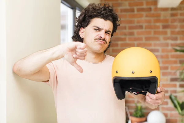 若いハンサムな男が家の中でバイクのヘルメットを持って — ストック写真