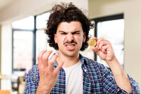 Jonge Knappe Man Met Een Bitcoin Munt Thuis Interieur — Stockfoto