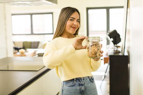 Mooie Latijn Vrouw Met Zelfgemaakte Koekjes Flessen — Stockfoto