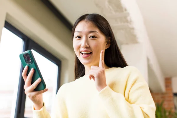 Aziatische Mooi Vrouw Met Behulp Van Een Smartphone Een Koele — Stockfoto