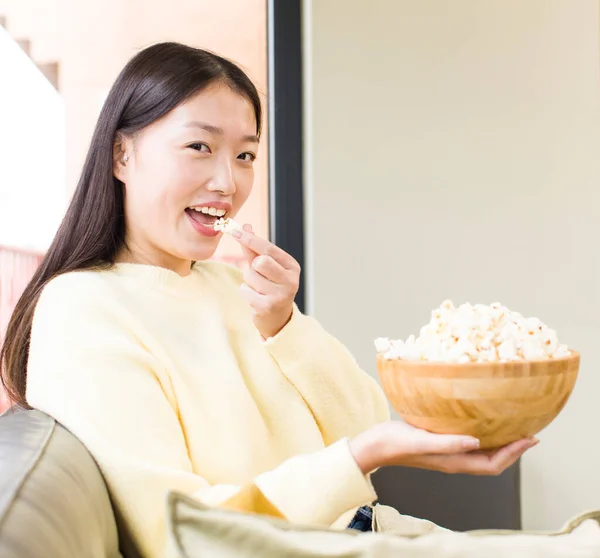 Asiático Bonita Mujer Comer Palomitas Maíz Viendo Película Casa —  Fotos de Stock