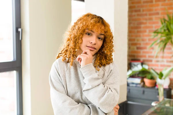 Young Red Hair Latin Pretty Womann New Cool Home — Foto de Stock