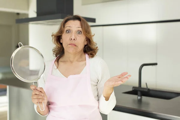 Mujer Bonita Mediana Edad Encogiéndose Hombros Sintiéndose Confundida Incierta Cocina —  Fotos de Stock