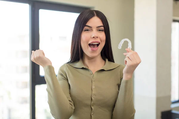 Mooie Jonge Vrouw Voelt Zich Geschokt Lacht Viert Succes Tandheelkundige — Stockfoto