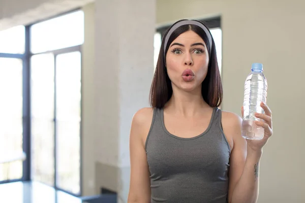 Vacker Ung Kvinna Känner Sig Extremt Chockad Och Förvånad Vattenflaskans — Stockfoto
