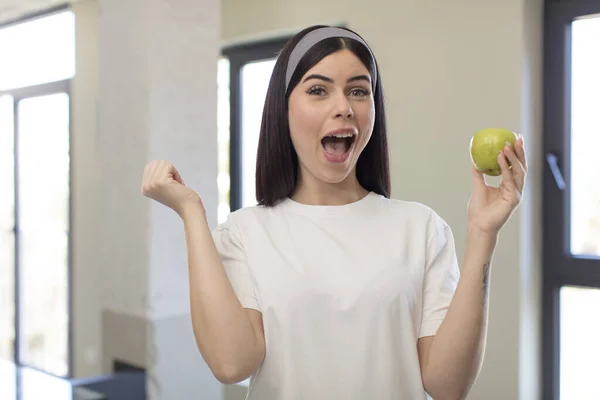 Jolie Jeune Femme Sentant Choquée Riant Célébrant Succès Concept Pomme — Photo