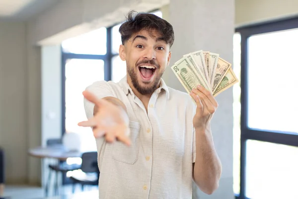 Joven Hombre Guapo Sonriendo Alegremente Ofreciendo Mostrando Concepto Concepto Billetes — Foto de Stock