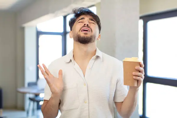 Mladý Pohledný Muž Křičící Rukama Nad Hlavou Odnést Kávu Koncept — Stock fotografie