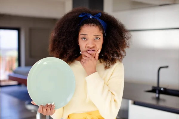 口も目も広い黒人女性が顎を開いて手をつないでる 家庭料理人のコンセプト — ストック写真