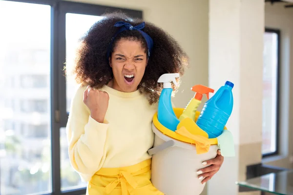 Mujer Negra Bastante Afro Buscando Enojado Molesto Frustrado Concepto Limpiador —  Fotos de Stock