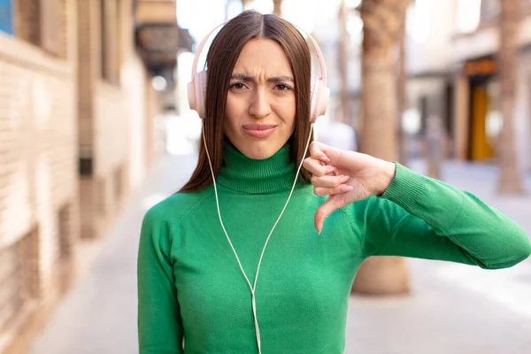 Sensazione Croce Mostrando Pollici Verso Basso Ascoltare Musica Con Cuffie — Foto Stock